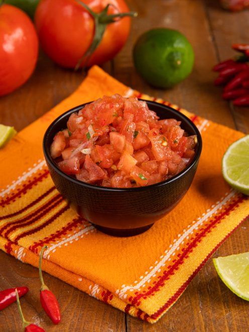 Salsa di pomodori messicana con pomodori a cubetti, peperoncini rossi e lime