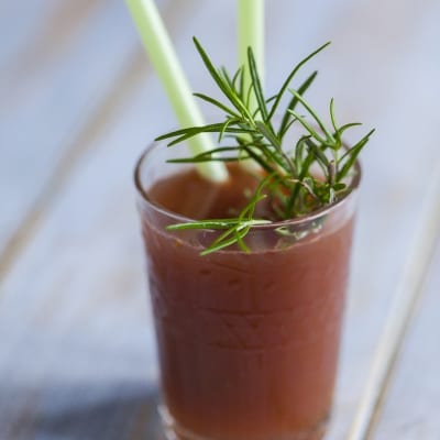 Succo di anguria, cetriolo e rosmarino guarnito con rametti freschi e cannucce