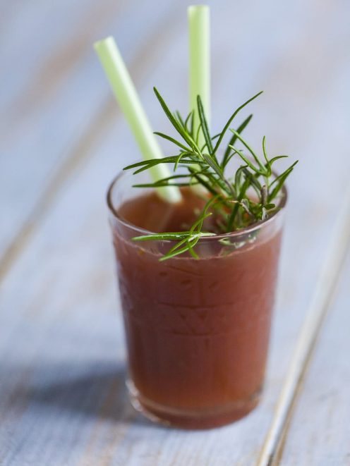 Succo di anguria, cetriolo e rosmarino guarnito con rametti freschi e cannucce
