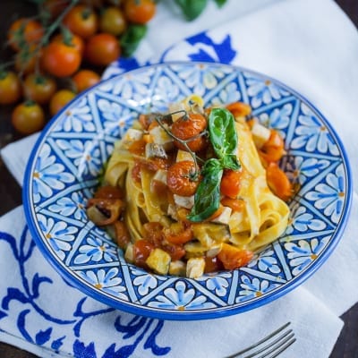 Tagliatelle senza glutine con spada e melanzana affumicata, condite con pomodorini e basilico fresco