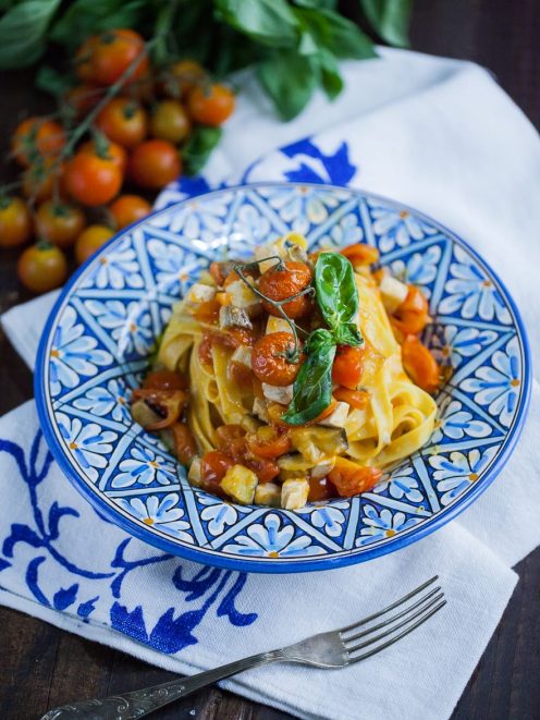 Tagliatelle senza glutine con spada e melanzana affumicata, condite con pomodorini e basilico fresco