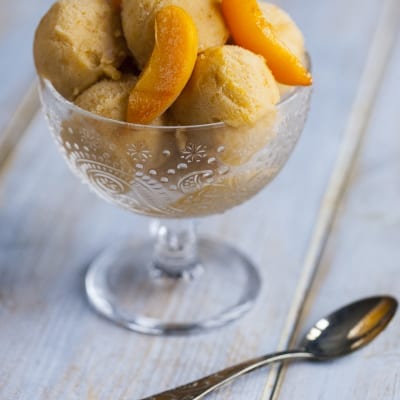Gelato all'albicocca servito a palline con fette di albicocca sciroppata