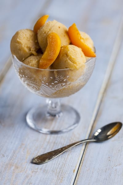 Gelato all'albicocca servito a palline con fette di albicocca sciroppata