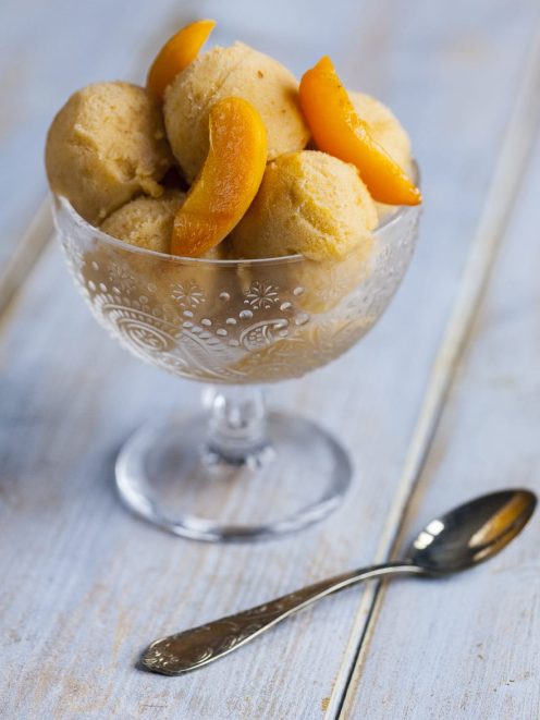 Gelato all'albicocca servito a palline con fette di albicocca sciroppata