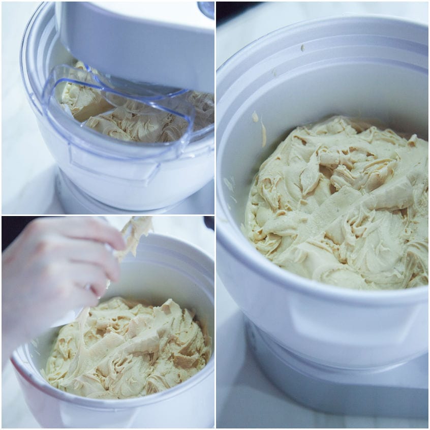Gelato alla nocciola mantecato nella gelatiera, con la spatola che raccoglie il composto cremoso