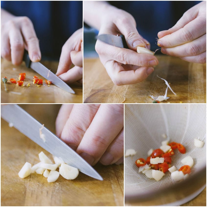 Peperoncino tritato a rondelle e aglio affettato preparati sul tagliere, poi versati nel mortaio