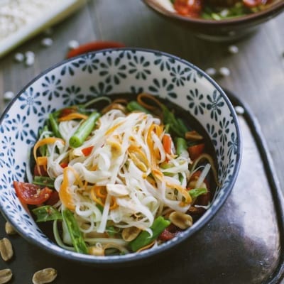 Insalata som tam con julienne di papaya, fagiolini, pomodorini e arachidi