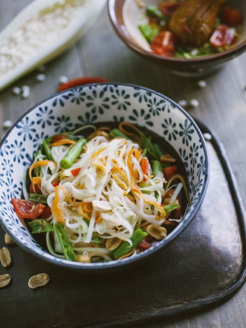 Insalata som tam con julienne di papaya, fagiolini, pomodorini e arachidi