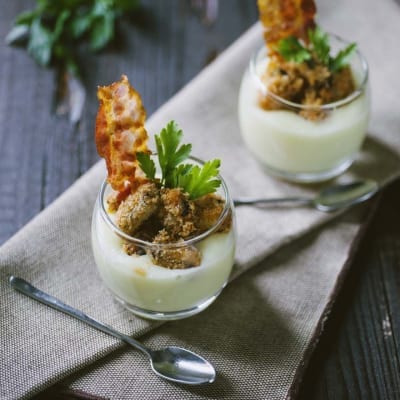 Bicchierini con crema di patate, cozze fritte panate, guanciale croccante e prezzemolo fresco