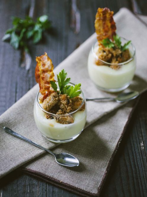Bicchierini con crema di patate, cozze fritte panate, guanciale croccante e prezzemolo fresco