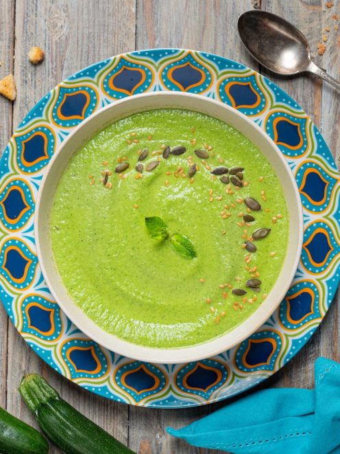 Crema di zucchine e menta guarnita con semi di zucca, sesamo e foglioline fresche