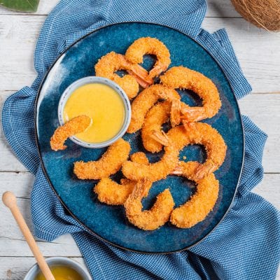 Gamberi fritti al cocco con panatura croccante serviti con salsa all'arancia per l'intingolo