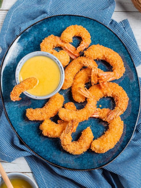 Gamberi fritti al cocco con panatura croccante serviti con salsa all'arancia per l'intingolo