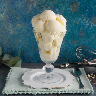 Gelato allo yogurt servito in coppa con tante palline cremose impilate in alto