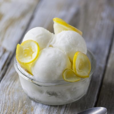Gelato al limone in palline sormontate da riccioli di scorza fresca
