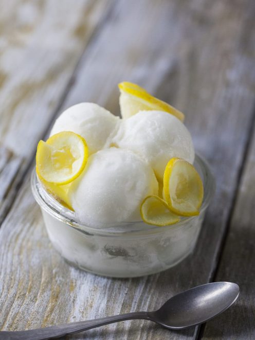 Gelato al limone in palline sormontate da riccioli di scorza fresca