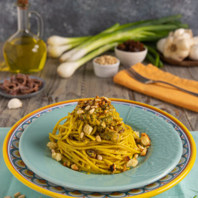 Pasta con le sarde condita con salsa allo zafferano, pinoli e mollica tostata