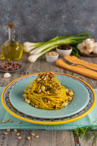 Pasta con le sarde condita con salsa allo zafferano, pinoli e mollica tostata