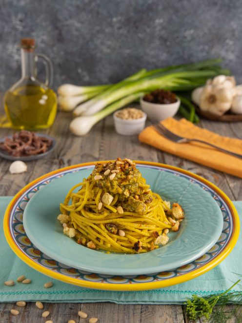 Pasta con le sarde condita con salsa allo zafferano, pinoli e mollica tostata