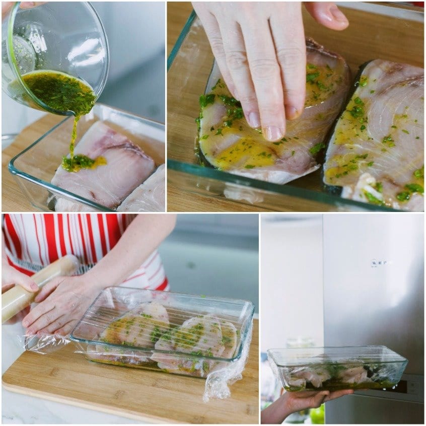 Fette di pesce spada irrorate con marinatura alle erbe, coperte con pellicola e messe in frigo