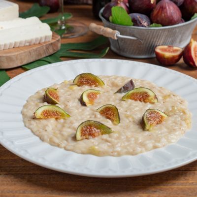 Risotto ai fichi mantecato e cremoso, guarnito con spicchi di fichi freschi
