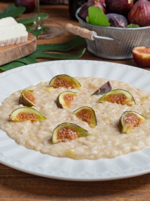 Risotto ai fichi mantecato e cremoso, guarnito con spicchi di fichi freschi