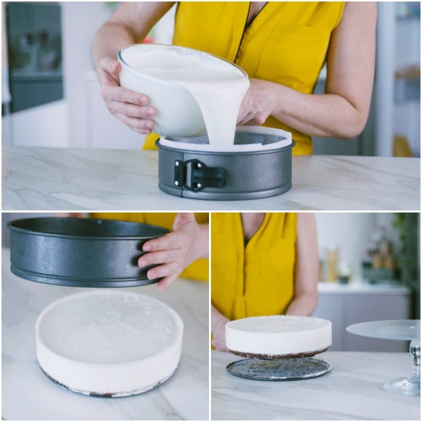 Crema bianca versata nello stampo, poi cheesecake al cocco sformata e pronta da servire