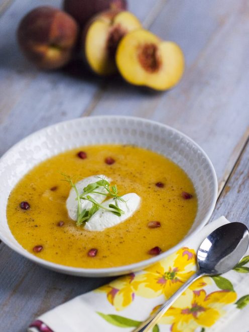Gazpacho di melone, pesca e feta con quenelle di formaggio, chicchi di melograno e germogli freschi