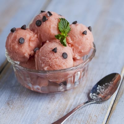 Gelato all'anguria in palline con gocce di cioccolato e foglioline di menta fresca
