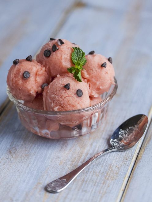 Gelato all'anguria in palline con gocce di cioccolato e foglioline di menta fresca