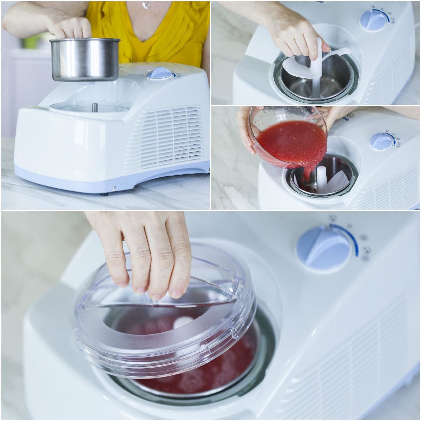 Composto rosso all'anguria versato nella gelatiera e coperchio chiuso per la mantecatura