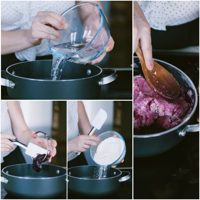 Impasto viola di barbabietola mescolato con cucchiaio di legno, acqua e farina aggiunti in pentola
