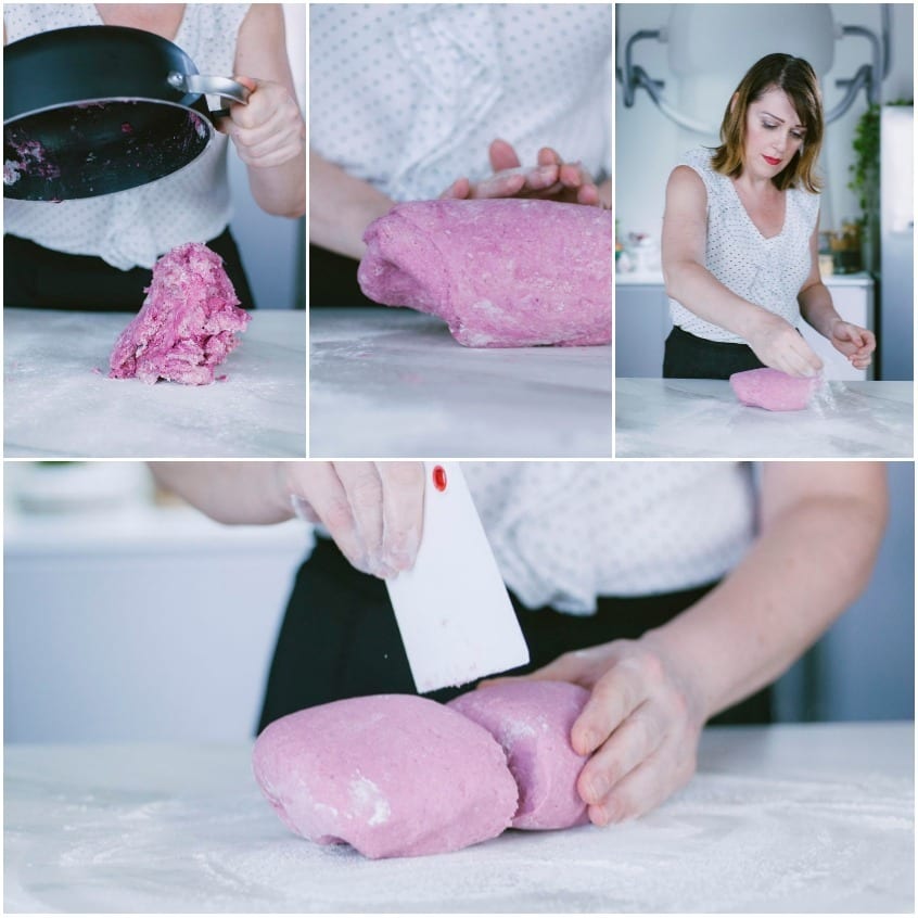 Impasto rosa di barbabietola versato sul piano infarinato, lavorato a mano e diviso con un tarocco
