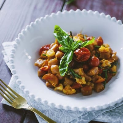 Gnocchetti di barbabietola con gamberi, pomodorini appassiti e foglie di basilico fresco