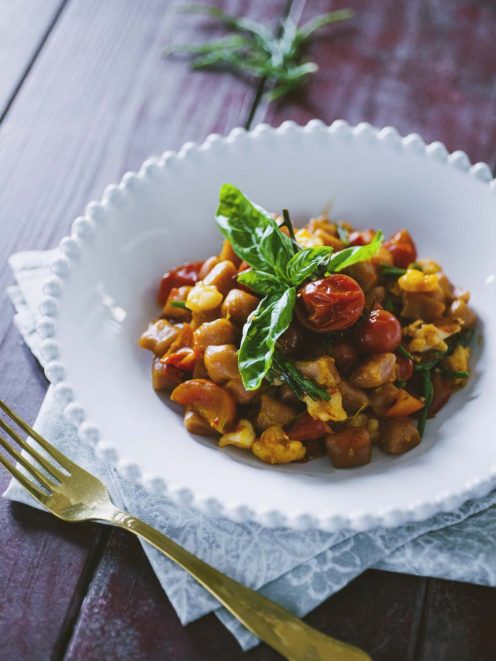 Gnocchetti di barbabietola con gamberi, pomodorini appassiti e foglie di basilico fresco