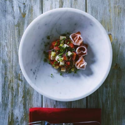 Insalata di anguria, feta e cetrioli con rose di prosciutto crudo e germogli freschi