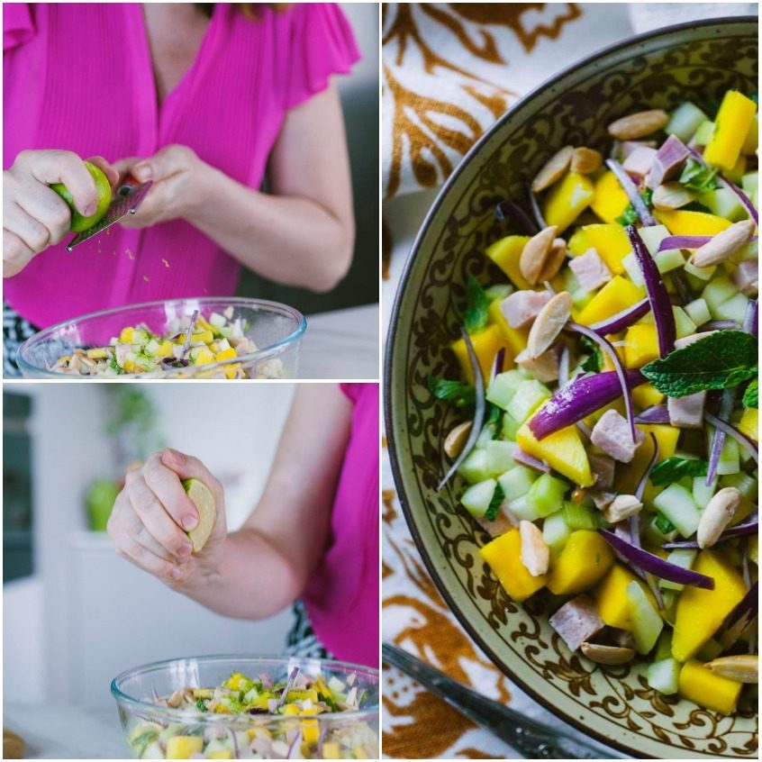 Mani che grattugiano la scorza di lime sull'insalata di mango, cetrioli e prosciutto