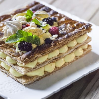 Millefoglie senza glutine con crema pasticcera, frutti di bosco, physalis e foglie di menta