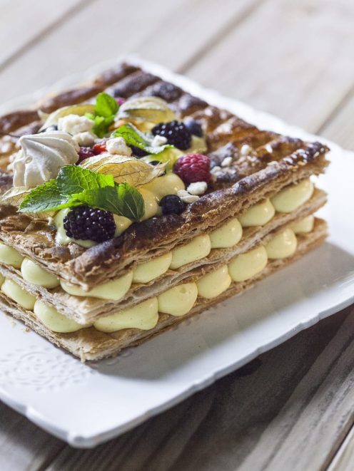 Millefoglie senza glutine con crema pasticcera, frutti di bosco, physalis e foglie di menta
