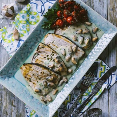 Pesce spada a fette con crema di patate, cozze sgusciate e pomodorini arrosto