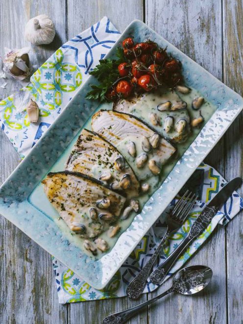 Pesce spada a fette con crema di patate, cozze sgusciate e pomodorini arrosto