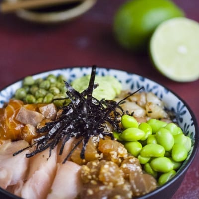 Poke di salmone, tonno e gamberi con edamame, avocado e alga nori julienne