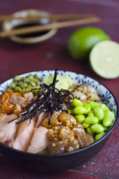Poke di salmone, tonno e gamberi con edamame, avocado e alga nori julienne