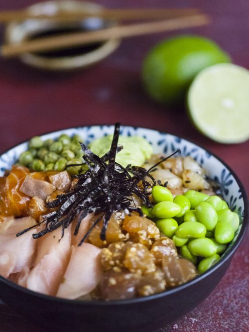 Poke di salmone, tonno e gamberi con edamame, avocado e alga nori julienne