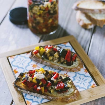 Tartare di verdure grigliate su fette di pane tostato con peperoni, melanzane e zucchine