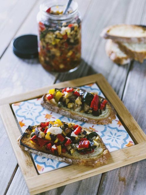 Tartare di verdure grigliate su fette di pane tostato con peperoni, melanzane e zucchine