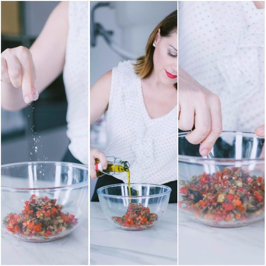 Condimento della tartare di verdure grigliate: sale, olio extravergine e mescolatura finale