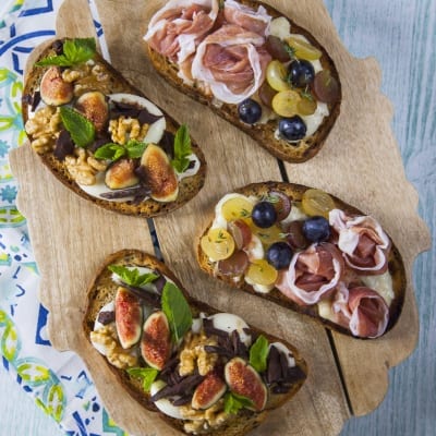 Bruschette dolci e salate con fichi, noci e cioccolato o prosciutto, uva e mirtilli