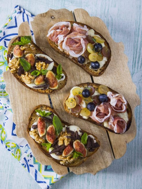 Bruschette dolci e salate con fichi, noci e cioccolato o prosciutto, uva e mirtilli
