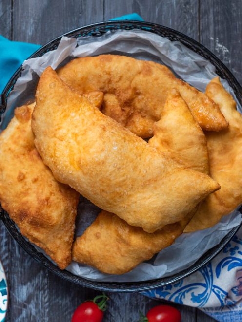 Calzone fritto dorato e croccante servito su carta da forno
